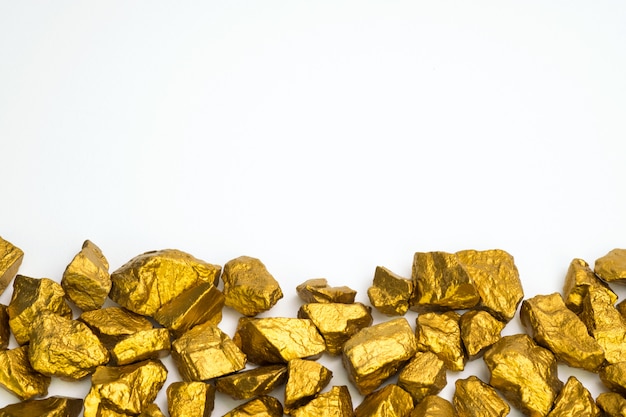 Un mucchio di pepite d&#39;oro o minerale d&#39;oro su sfondo bianco,