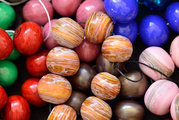 Un mucchio di perle di vetro di diversi colori, lampwork