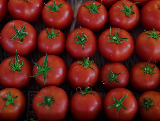 Un mucchio di prodotti freschi di pomodoro