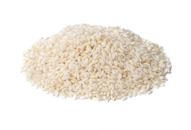 Un mucchio di riso carnaroli crudo isolato su sfondo bianco