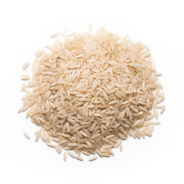 Un mucchio di riso integrale è su uno sfondo bianco.