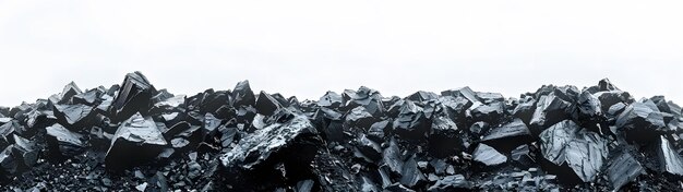 un mucchio di rocce con un cielo bianco