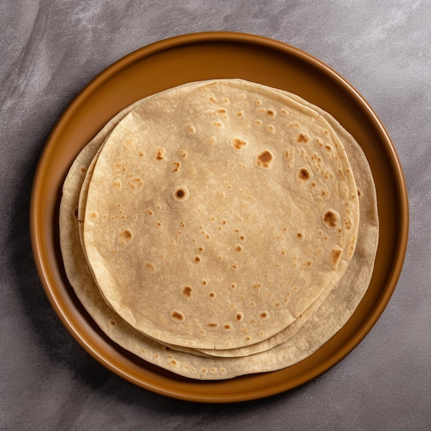 Un mucchio di roti chapati isolato su un cesto di legno e uno sfondo di legno