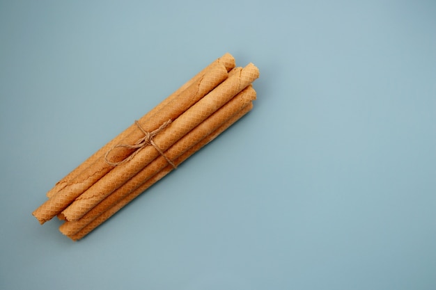 Un mucchio di rotoli di wafer su uno sfondo blu Rotoli di wafer lunghi