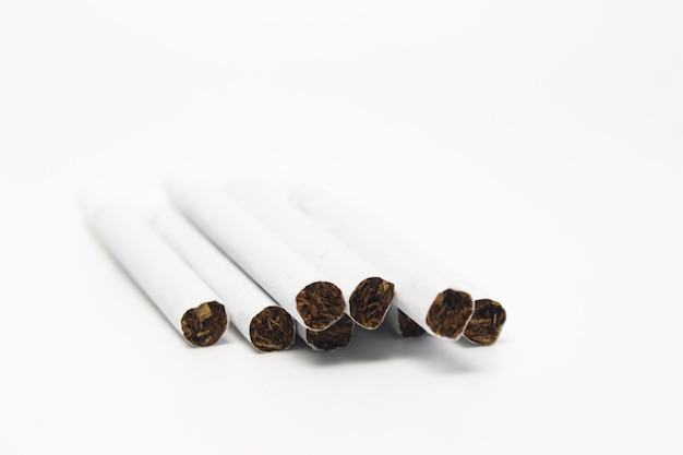 Un mucchio di sigarette isolato su uno sfondo bianco