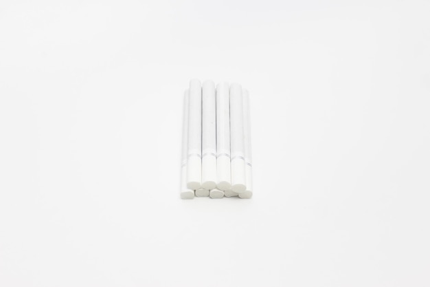 Un mucchio di sigarette isolato su uno sfondo bianco