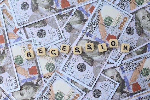 Un mucchio di soldi con la parola recessione scritta sopra