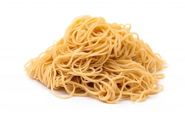 Un mucchio di spaghetti su uno sfondo bianco