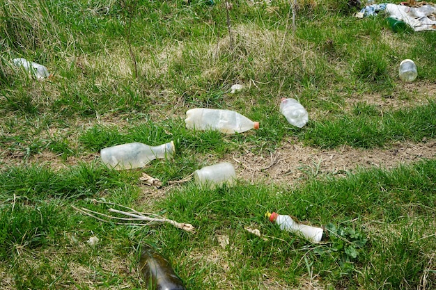 Un mucchio di spazzatura in una radura in campagna in un giorno di primavera concetto di ecologia