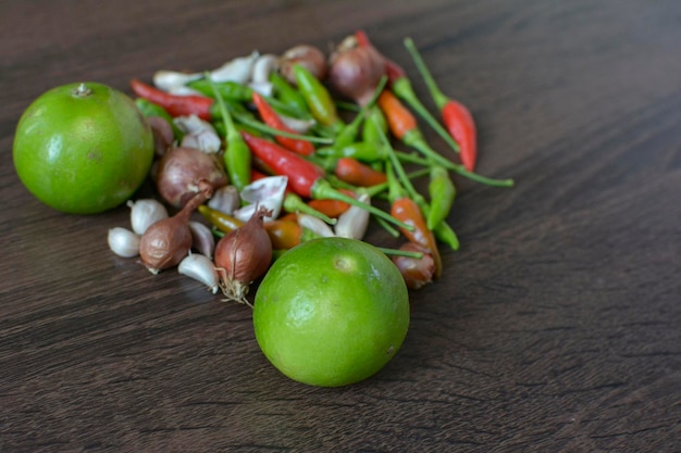 Un mucchio di verdure verdi con una mela verde sul lato.