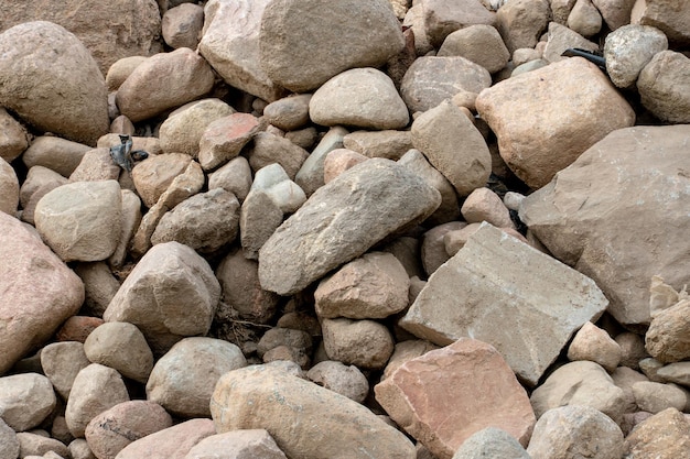 Un mucchio o un mucchio di rocce sulla spiaggia Un sacco di grandi pietre