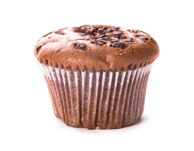 Un muffin al cioccolato isolato isolato su bianco