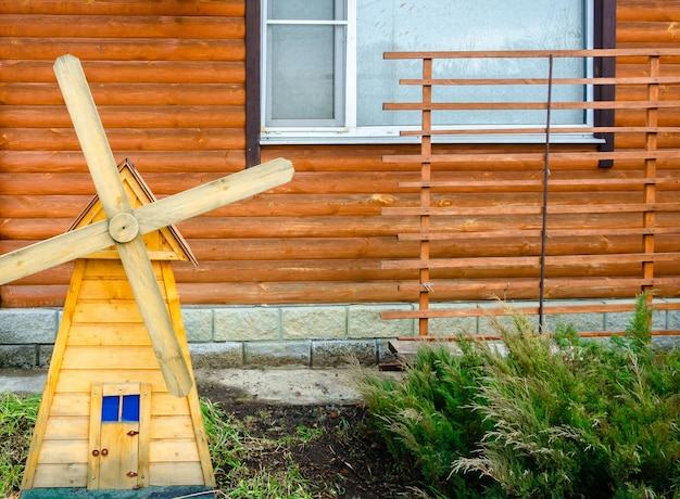 Un mulino a vento in legno con strisce blu sul lato