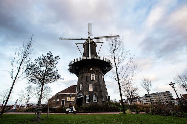 Un mulino a vento nella città di Rotterdam