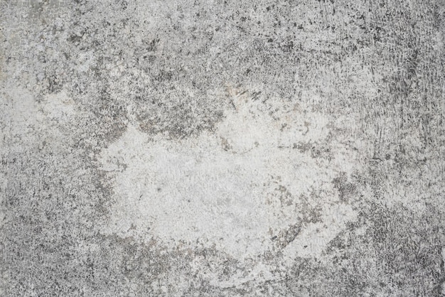 Un muro di cemento grigio con una macchia bianca.