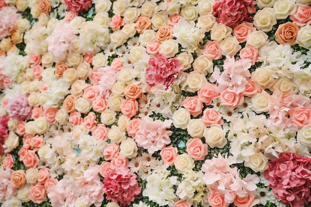 Un muro di fiori con fiori rosa e bianchi