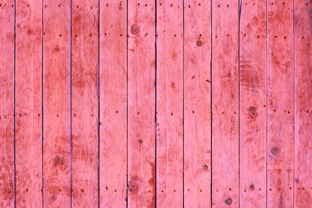 Un muro di legno rosso con la venatura del legno e la venatura del legno.