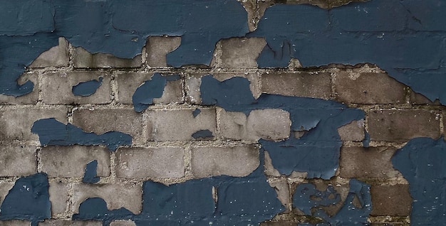 Un muro di mattoni blu con un mattone blu scuro che è stato rotto.