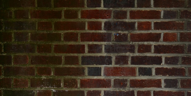 Un muro di mattoni con la scritta "sopra"