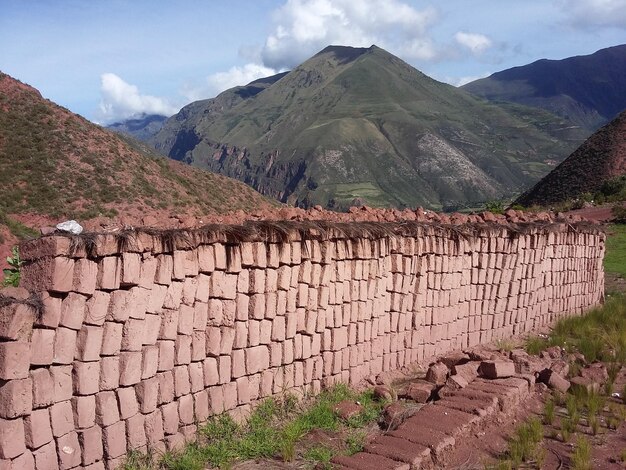 Un muro di mattoni di argilla accanto alle terrazze Inca di Moray Perù