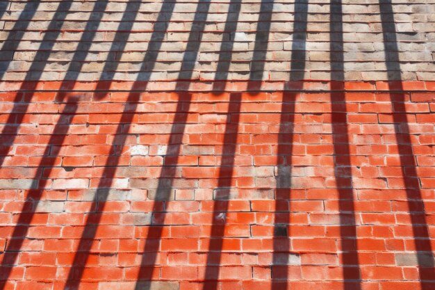 Un muro di mattoni rossi bagnato dalla luce del sole