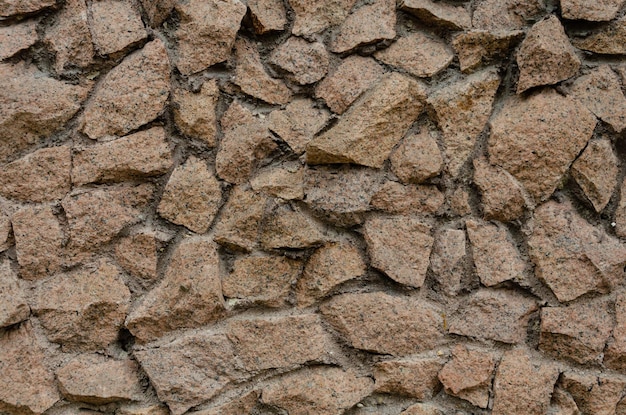 Un muro di pietra selvaggia di forma irregolare.