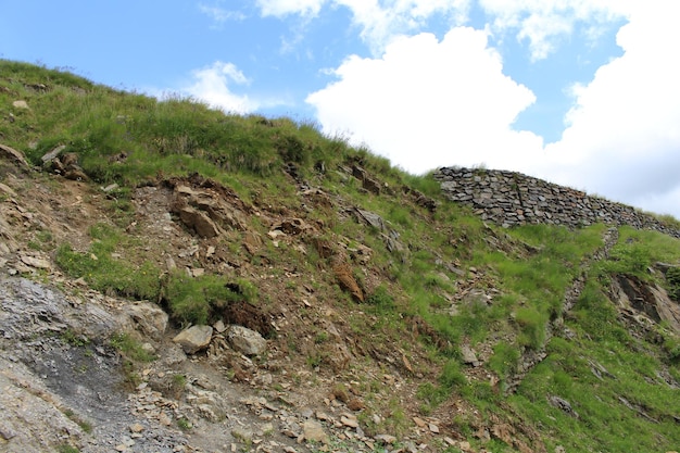 Un muro di pietra su una collina