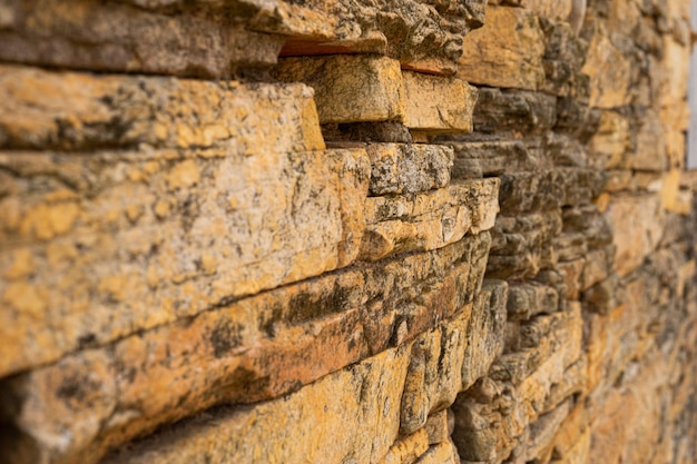 Un muro di rocce con sopra la parola roccia