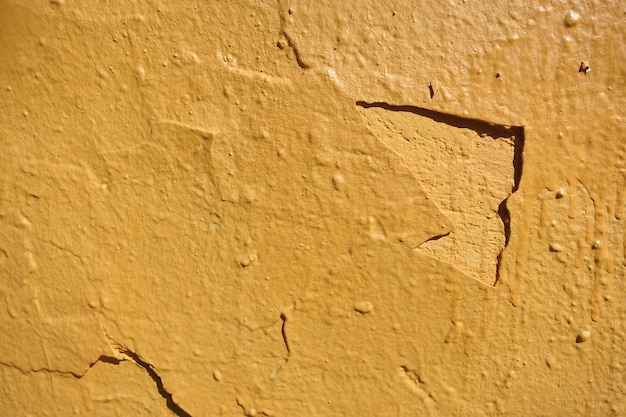 Un muro giallo con strisce di vernice sullo sfondo giallo