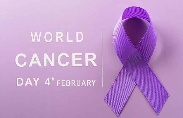 Un nastro viola su sfondo di carta pastello per sostenere la campagna per la Giornata Mondiale del Cancro il 4 febbraio.
