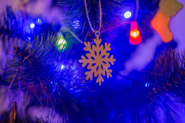 Un natale giocattoli e ghirlande sull'albero