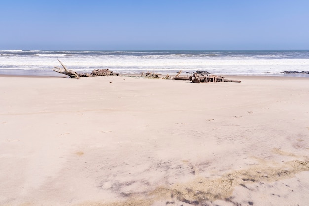 Un naufragio nel parco nazionale Skeleton Coast in Namibia in Africa.