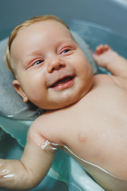 Un neonato fa il bagno I genitori fanno il bagno al bambino Il neonato viene fatto il bagno Il neonato sorride