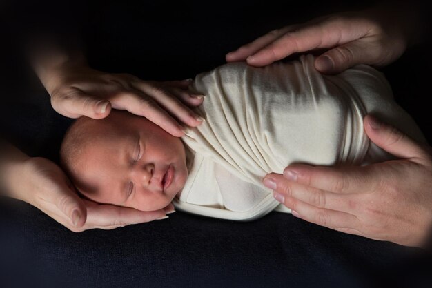 Un neonato tra le braccia di mamma e papà Giornata della protezione dei bambini