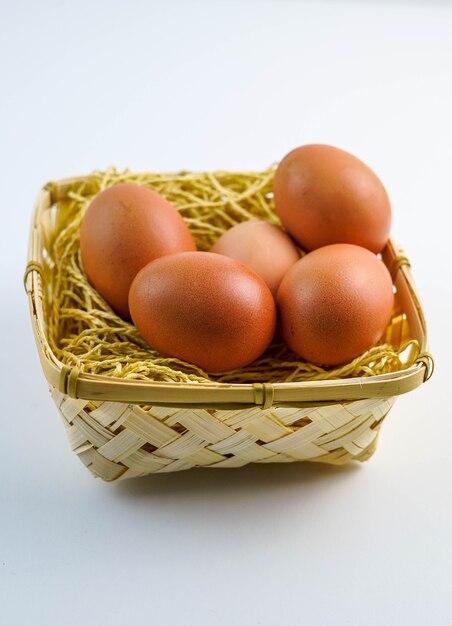 un nido con cinque uova di gallina da decorare a Pasqua