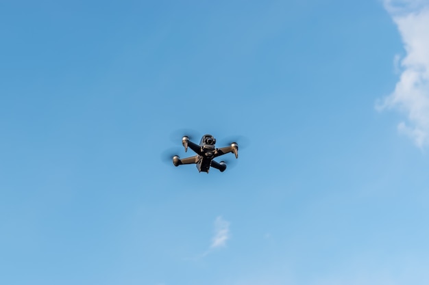 Un nuovo drone DJI FPV sta volando durante una giornata di sole sullo sfondo del cielo
