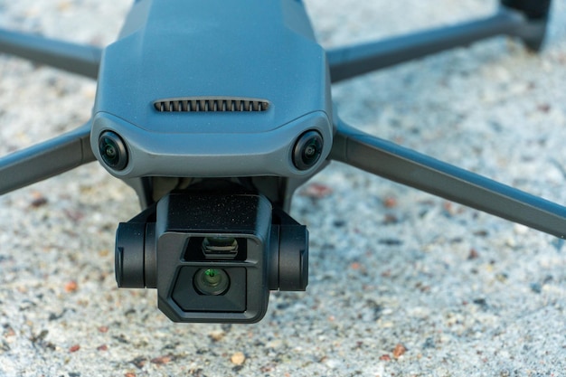Un nuovo drone moderno si trova su una superficie di cemento Primo piano di parti del nuovo quadrocopter L'uso degli UAV per effettuare operazioni di soccorso e ricerca di persone scomparse