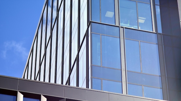 un nuovo edificio con un cielo azzurro e una finestra