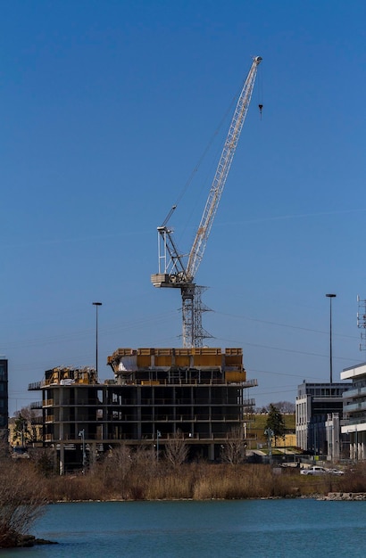 Un nuovo edificio in costruzione su una battigia