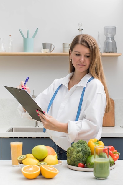 Un nutrizionista che scrive un piano di dieta disprezza la frutta e la verdura fresca