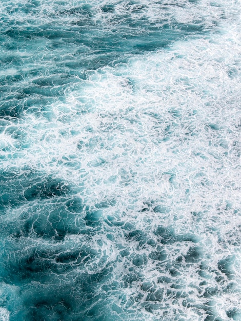 Un'onda nell'oceano con sopra la parola mare