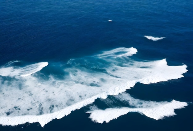 un'onda sta rotolando nell'oceano