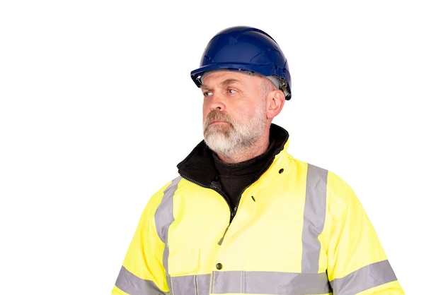 Un operaio edile con un cappello blu e un cappotto giallo hiviz su sfondo bianco con spazio per il testo