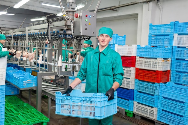 Un operaio in una fabbrica con casse blu