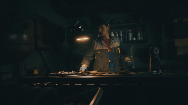 Un operaio lavora con parti in un'officina di lavorazione dei metalli