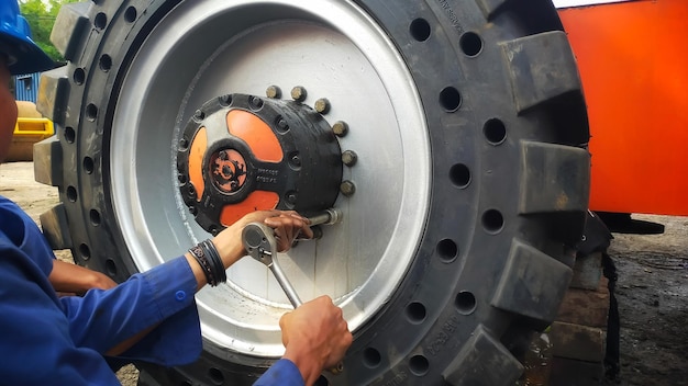 Un operaio sta eseguendo attività di serraggio dei bulloni delle ruote