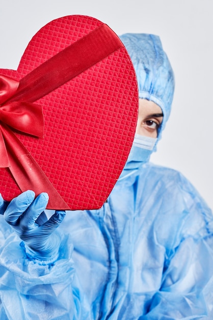 Un operatore sanitario femminile riceve un regalo di San Valentino al lavoro