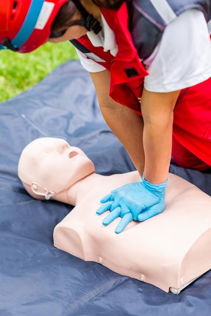 Un operatore sanitario si esercita su un manichino di rianimazione cardiaca nel parco