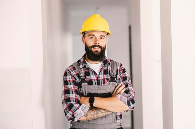 Un orgoglioso lavoratore nel suo edificio incompiuto sul posto di lavoro