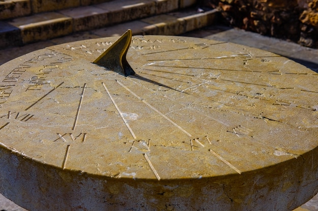 Un orologio che proietta un'ombra dai tempi dell'Impero Romano. situato in una delle città spagnole